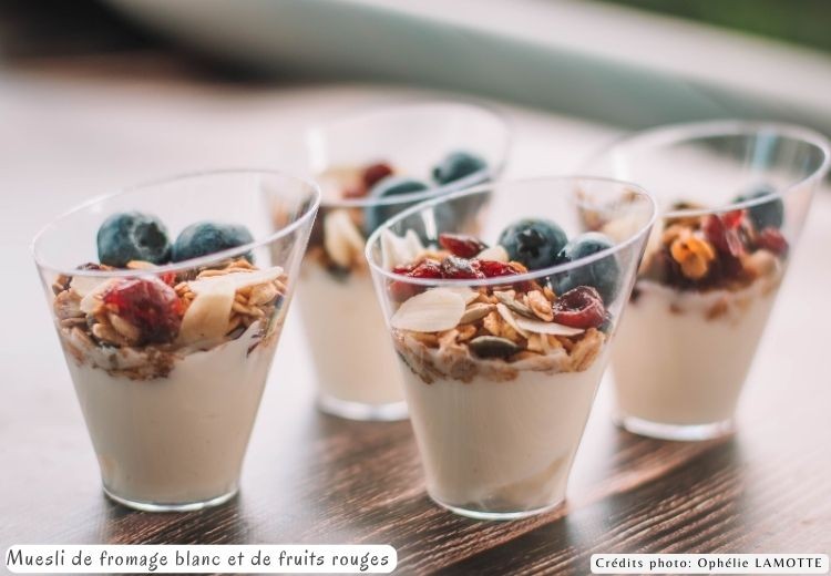 Muesli de fromage blanc et de fruits rouges