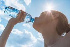 eau plate, se rafraichir lors de canicule, fortes chaleur, boire, hydratation