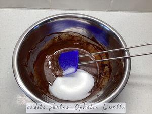 Ajouter l'huile et le sucre au chocolat