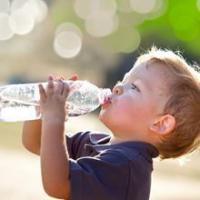 canicule, chaleur, hydratation, boire, eau, enfant