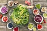 salades composées de légumes colorés ( canicule, fortes chaleurs, s'hydrater, quoi manger)